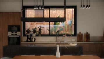 Een koelkast, een magnetron, een oven, een kookplaat