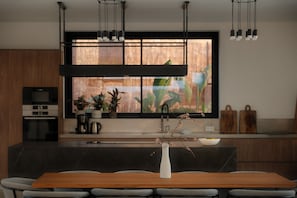Frigorífico, microondas, horno y placa de cocina
