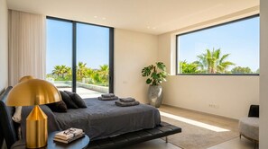 6 habitaciones, escritorio y tabla de planchar con plancha 