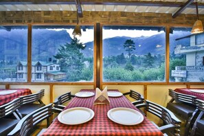 Restaurant - Hotel Mukund Palace (Manali)