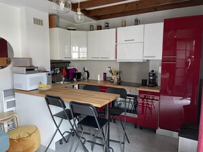 Réfrigérateur, four à micro-ondes, un four, surface de cuisson