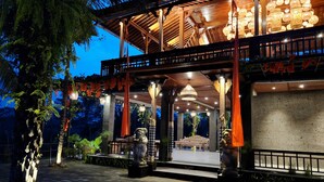 Un bâtiment en bois doté d’un balcon et d’un espace d’entrée abrité.