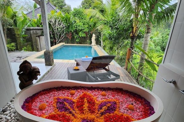 Exclusive Villa, 1 King Bed, Non Smoking, Private Pool | Deep soaking bathtub