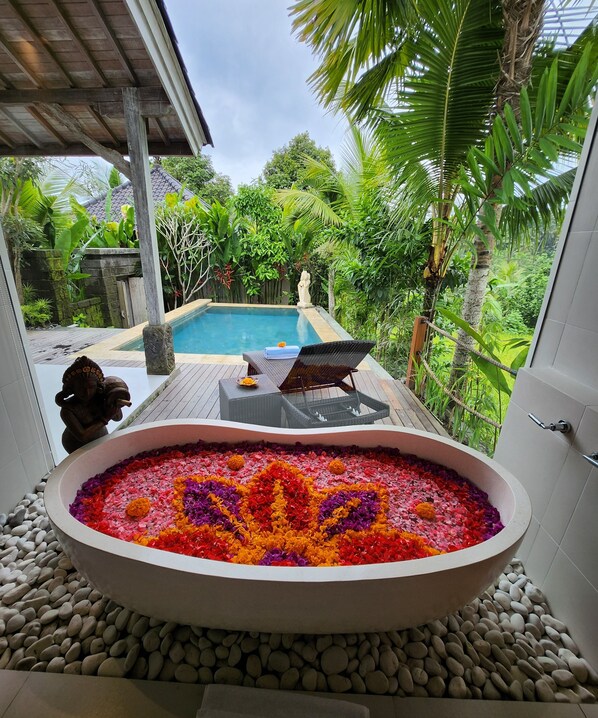 Exclusive-huvila, 1 suuri parisänky, tupakointi kielletty, yksityinen uima-allas | Syvä kylpyamme