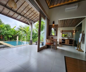 Una piscina al aire libre