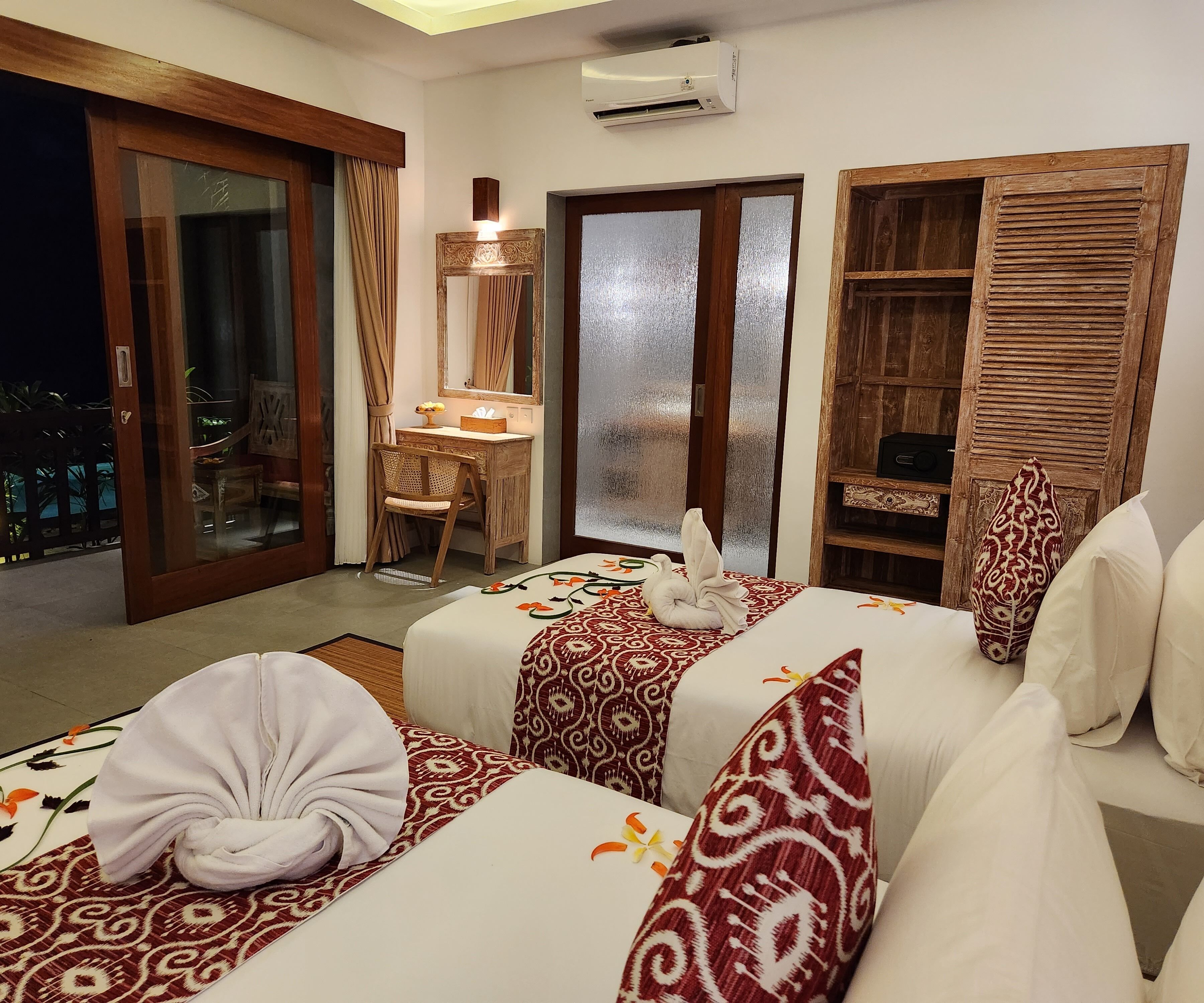 Une chambre d’hôtel avec un lit, un bureau, une chaise et une armoire.