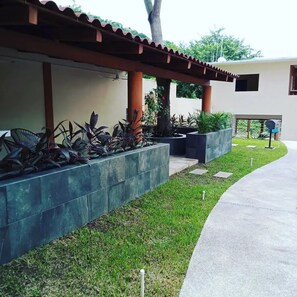 32-inch Smart TV with digital channels, Netflix, streaming services - Victor Farias (Zihuatanejo)