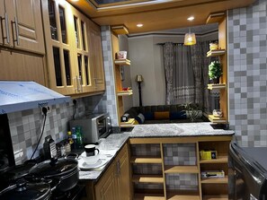 Kühlschrank, Mikrowelle, Ofen, Herdplatte