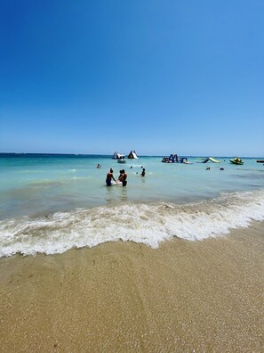 Playa en los alrededores, camastros y toallas de playa 