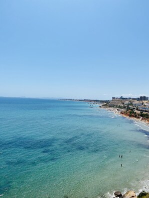 Playa en los alrededores, camastros y toallas de playa 