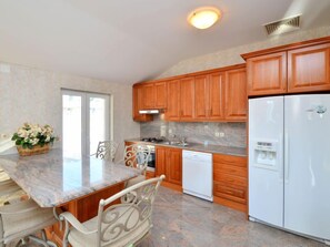 Kühlschrank, Ofen, Geschirrspüler, Kochgeschirr/Geschirr/Besteck