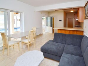 Una televisión, un futbolín