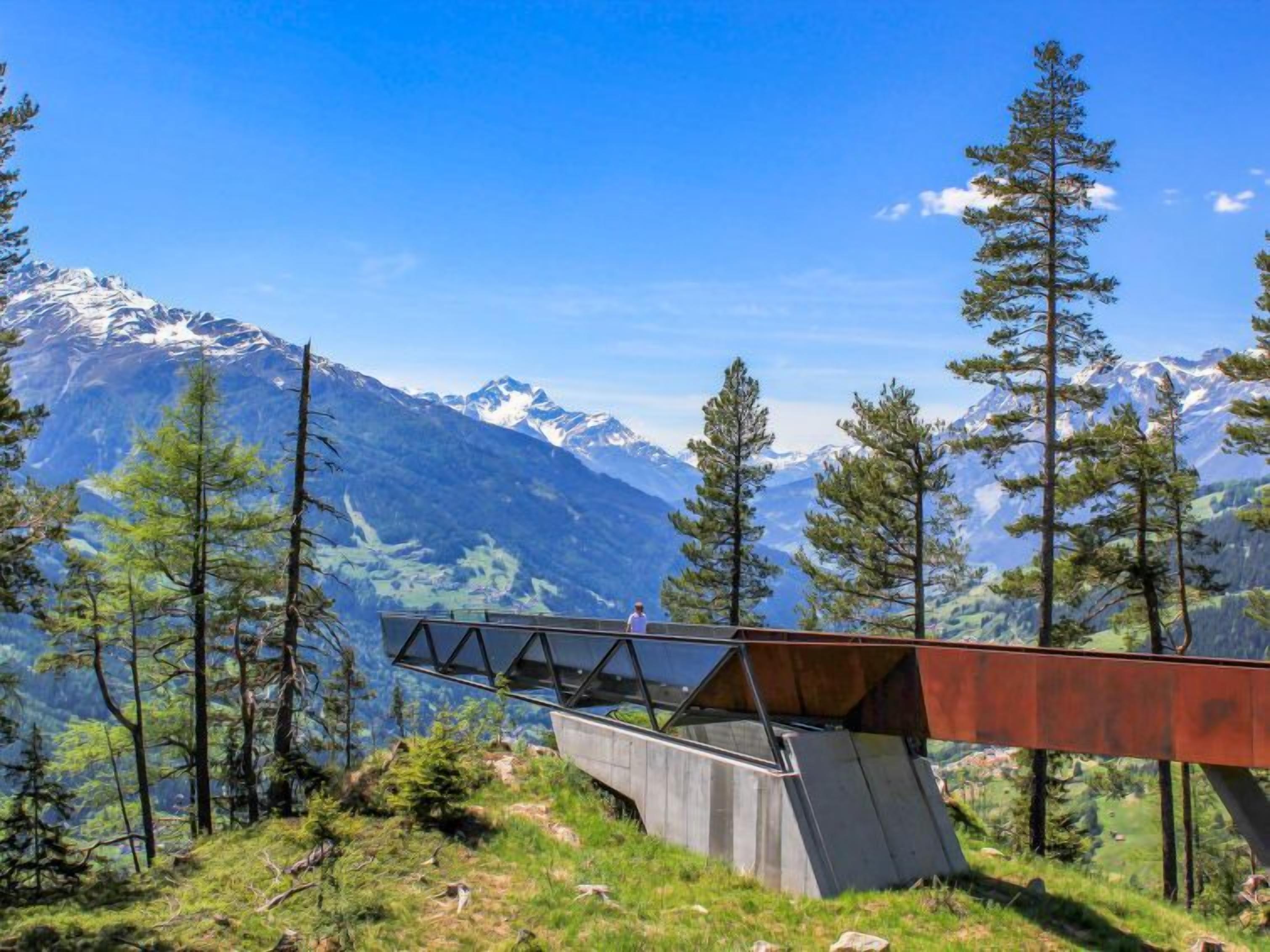 Un paisaje montañoso con una estructura de puente.