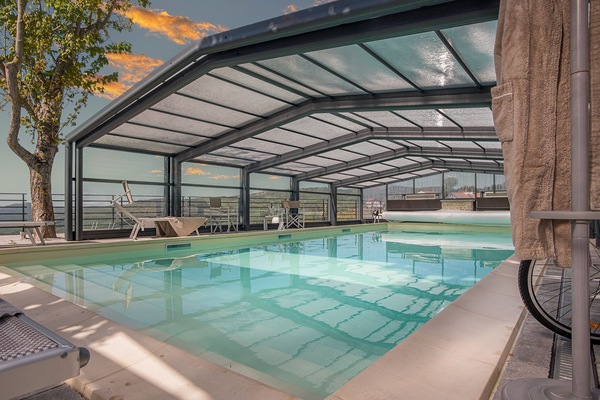 Piscina coperta, piscina all'aperto, ombrelloni da piscina, lettini