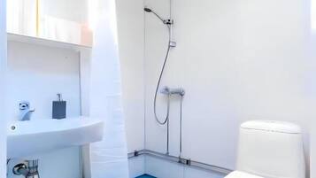 Shower, rainfall showerhead, free toiletries, towels