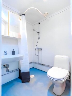 Dusche, Regendusche, kostenlose Toilettenartikel, Handtücher