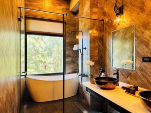 Deluxe Quadruple Room | Bathroom | Combined shower/bathtub, deep-soaking bathtub, free toiletries - Zephyr Homestay (Shoufeng)