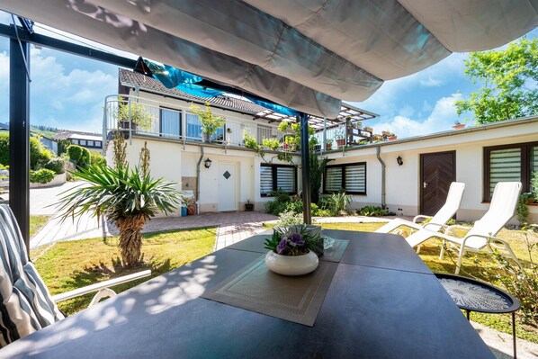 Outdoor dining - Moselle Vineyard Escape (Wehlen)