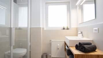 Dusche, Haartrockner, Handtücher, Seife