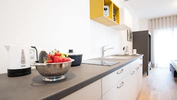 Geladeira, fogão, cooktop, cafeteira/chaleira