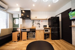 Frigorífico, microondas, placa de cocina y hervidor eléctrico