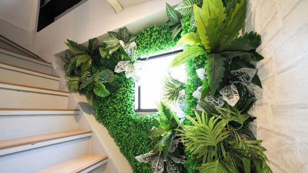 A staircase with wooden steps and a wall covered in green foliage. - Ikebukuro, cafe style, 2LDK, detached house, 2 shower rooms, 2 toilets (豊島区)