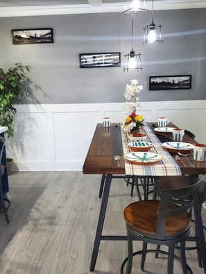 Dining - 2 Mins to NAIT | 4 mins to Royal Alexandra Hospital | Downtown | Mall Access (Edmonton)