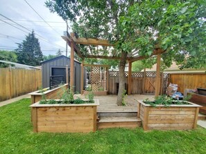 Terrace/patio - 2 Mins to NAIT | 4 mins to Royal Alexandra Hospital | Downtown | Mall Access (Edmonton)