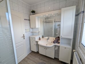 Dusche, Haartrockner, Handtücher, Seife