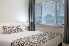 Pillow-top beds, laptop workspace, iron/ironing board, travel cot - Warners Bay Apartments (Warners Bay)