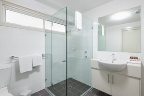 Shower, hair dryer, towels - Warners Bay Apartments (Warners Bay)