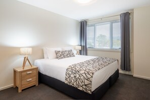 Senger med overmadrass, skrivebord for bærbar PC og strykejern/-brett