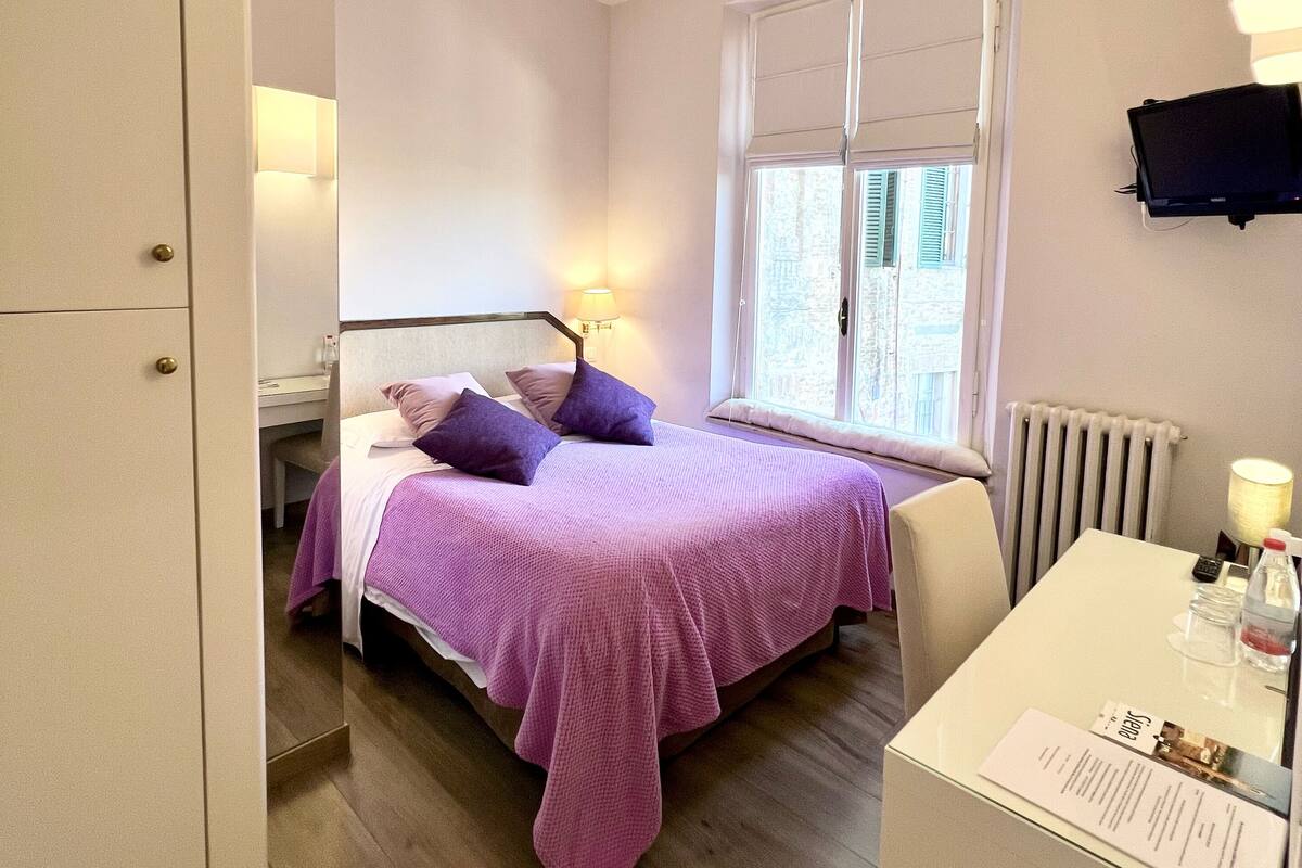 Habitación doble estándar | Camas con efecto memoria, escritorio y espacio para trabajar con laptop