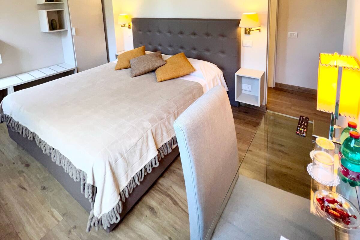 Habitación doble superior | Camas con efecto memoria, escritorio y espacio para trabajar con laptop
