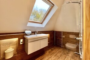 Douche, sèche-cheveux, bidet, serviettes fournies