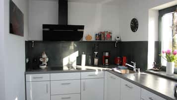 Een koelkast, een magnetron, een oven, een kookplaat