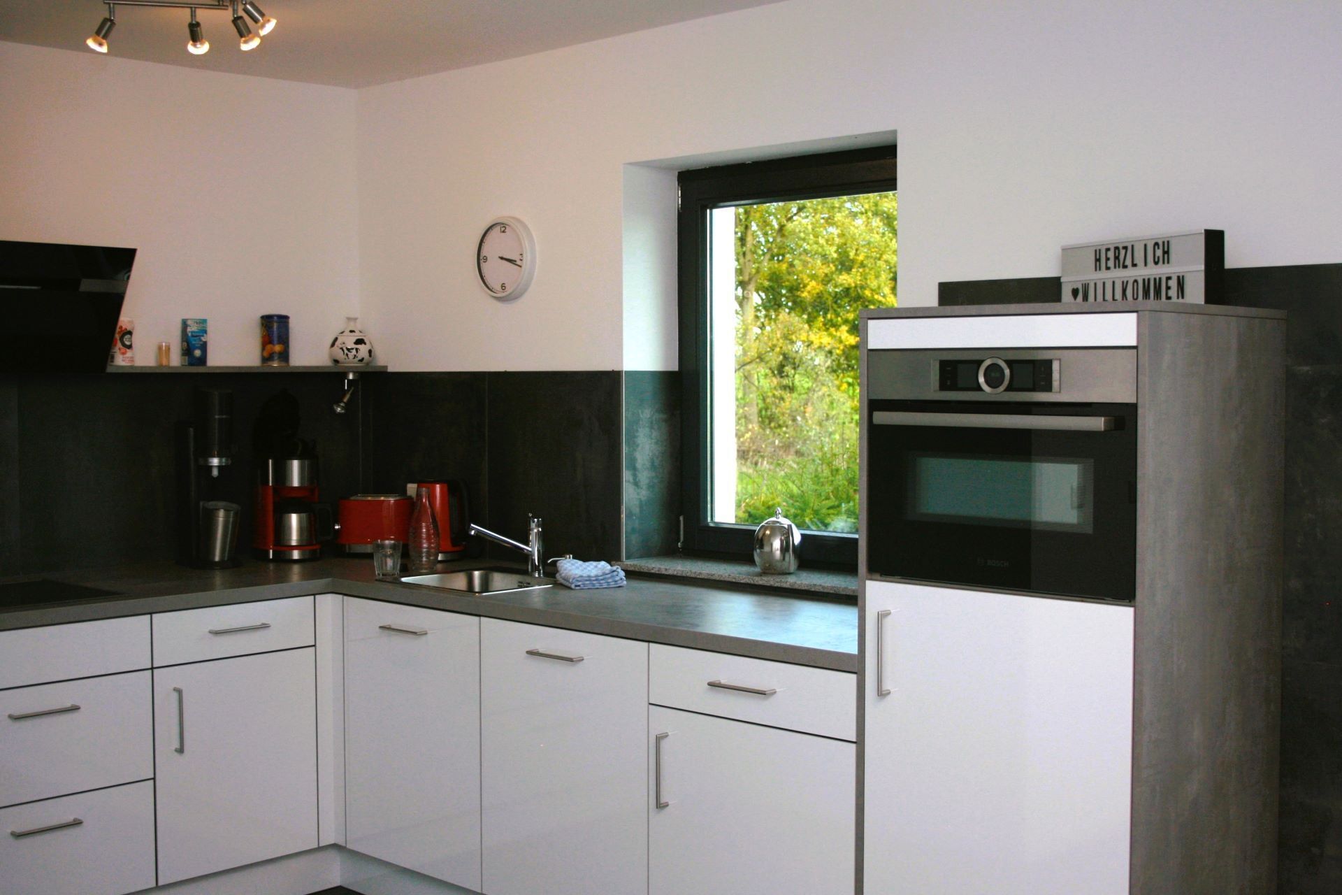 Coffee/tea maker, fridge, microwave, oven