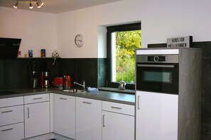 Fridge, microwave, oven, stovetop - Vacation apartment Die Idyllische with sauna (Kleve)