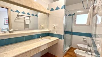 Classic Apartment, 1 Bedroom | Bathroom | Shower, hair dryer, bidet, towels