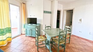 Apartamento básico, 1 habitación | Zona de estar | Televisión de pantalla plana de 15 pulgadas con canales digitales