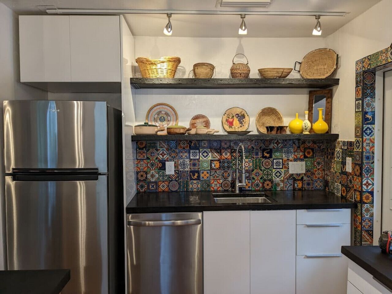 Refrigerador con congelador, microondas, horno y parrilla de estufa 