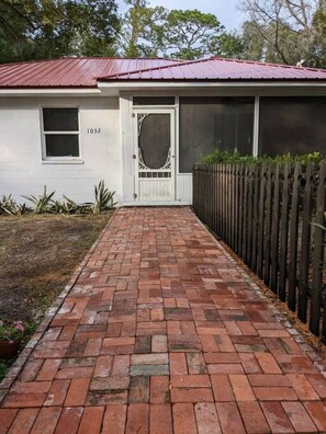 Exterior - 1-Bedroom Cozy Casa in the heart of Gainesville (Gainesville)