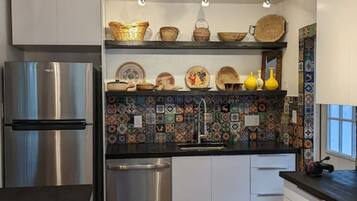 Full-size fridge, microwave, oven, stovetop