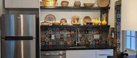 Køleskab/fryser i fuld størrelse, mikrobølgeovn, ovn, kogeplade