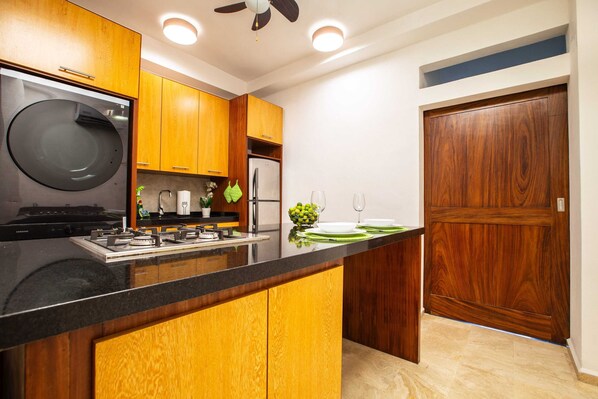 Refrigerador, microondas, horno y parrilla de estufa 