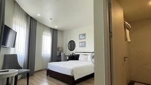 Kamar Double Standar | Minibar, meja kerja, ruang kerja ramah laptop, dan kedap suara
