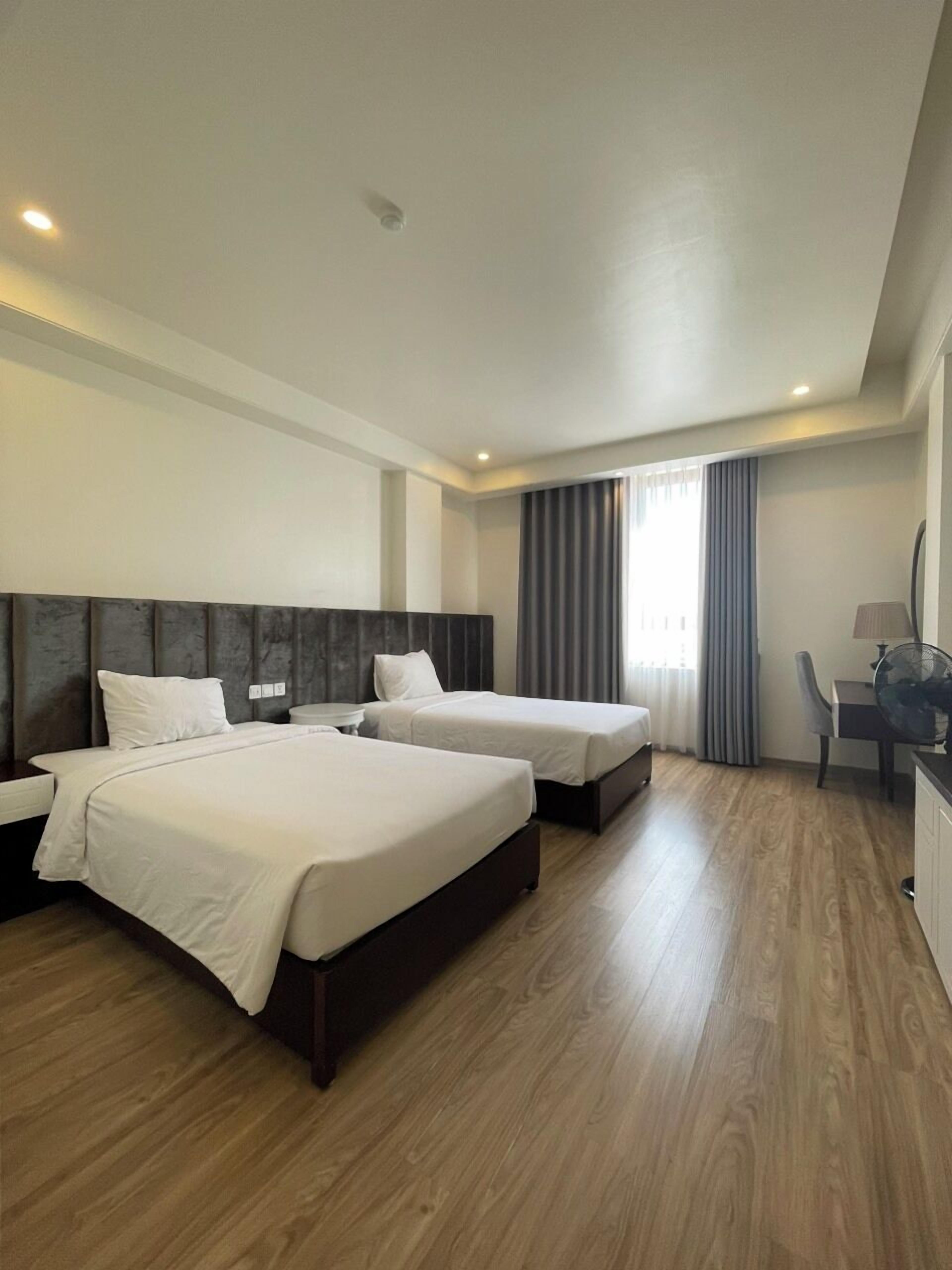 Deluxe Twin Room | Minibar, desk, laptop workspace, soundproofing