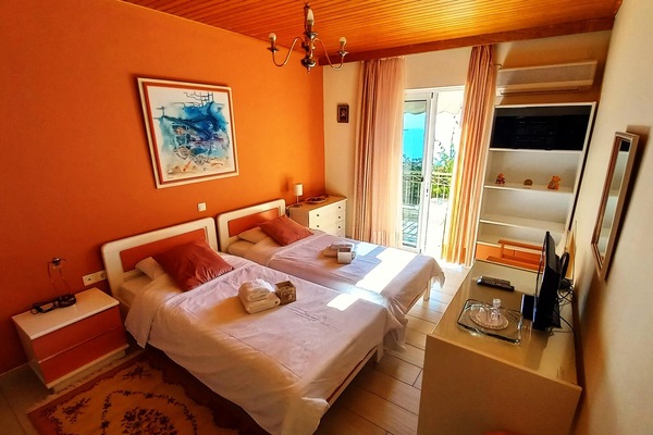 3 bedrooms, in-room safe, desk, iron/ironing board