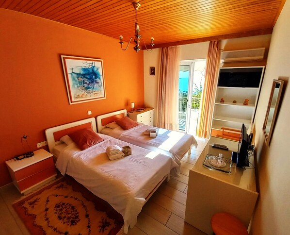 3 bedrooms, in-room safe, desk, iron/ironing board