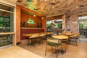 Dining - Alejandria 1202 · 12th floor Luxe Condo Poblado with Private Jacuzzi (Medellín)